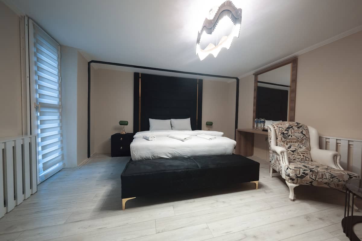 Deluxe Double Room, 1 King Bed, Refrigerator | Egyptian cotton sheets, premium bedding, desk, laptop workspace