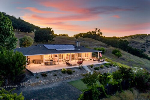 The J's Nest Deluxe - Beautiful Hilltop Home with Charming Cottage!