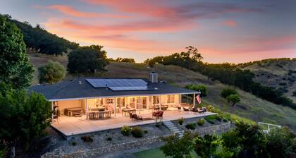 The J's Nest Deluxe - Beautiful Hilltop Home with Charming Cottage!