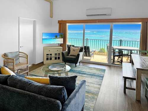 Updated  Beachfront Condo! Walk to Old Town Kapa'a