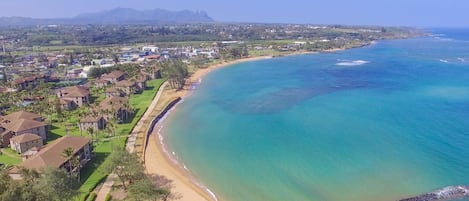 En la playa, camastros y toallas de playa 