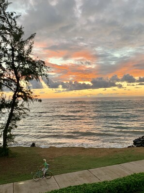 Sun loungers, beach towels - Updated  Beachfront Condo! Walk to Old Town Kapa'a (Kapaa)