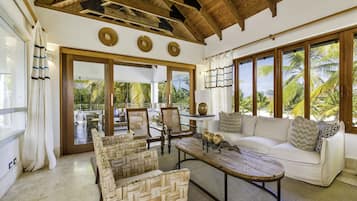 Villa | Zona de estar | Televisión de pantalla plana de 42 pulgadas con canales por cable