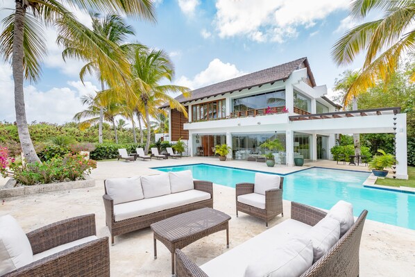 Utomhuspool och solstolar