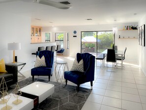 Smart TV, chimenea y estéreo 