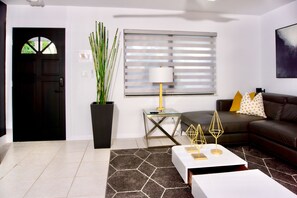 Smart TV, chimenea y estéreo 