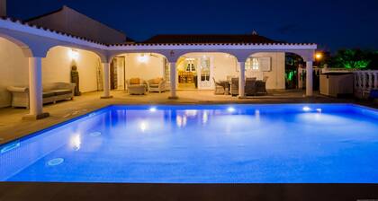 4 Bed Villa with 2 Swimming Pools and Air Conditioning