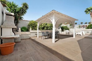 Outdoor dining - 4 Bed Villa with 2 Swimming Pools and Air Conditioning (Oasis del Sur)