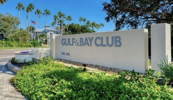 Letrero del Gulf & Bay Club con un número de contacto.