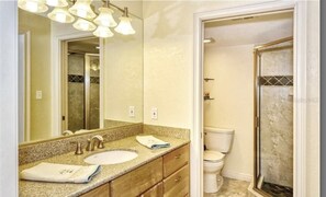 Un baño con dos lavamanos, un inodoro y una ducha.
