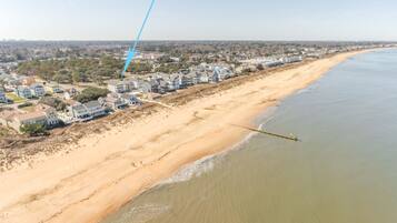 Una spiaggia nelle vicinanze, lettini da mare