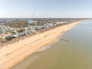 Una spiaggia nelle vicinanze, lettini da mare