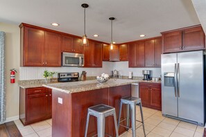 ثلاجة، ميكروويف، فرن، موقد طهي مسطح