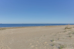 Plage à proximité, chaises longues