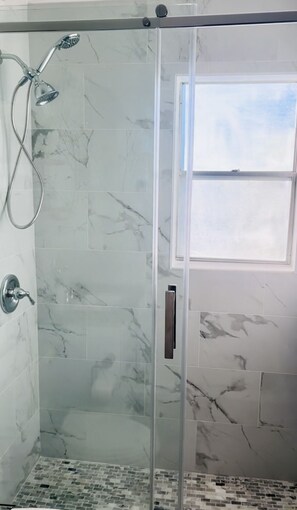 Combined shower/bathtub, hair dryer, towels, soap - Beautiful Condo in Dunedin. 5 min from the beach! (Dunedin)