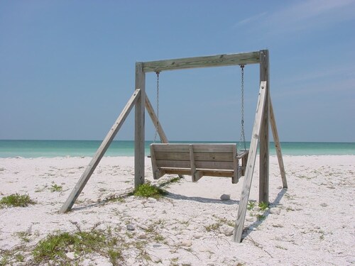 Beautiful Condo in Dunedin. 5 min from the beach!