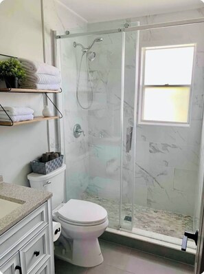 Ensemble douche/baignoire, sèche-cheveux, serviettes fournies, savon