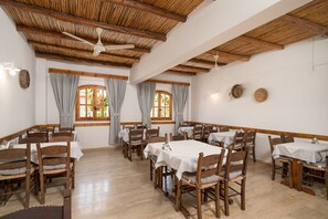 Dining - Adonis Hotel (Agios Vasileios)