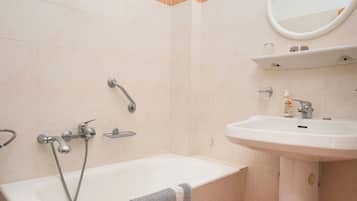 Habitació econòmica | Bany | Articles de tocador gratuïts, assecador de cabells i tovalloles