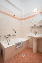 Habitación económica | Baño | Artículos de higiene personal gratuitos, secador de pelo y toallas