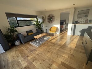 Cabin | Property grounds - Maygrove Retreat - Sleeps 2 - Jacuzzi - Parking (Staines)