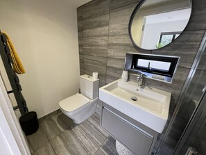 Cabin | Bathroom
