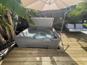 Cabin | Outdoor spa tub