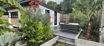 Maygrove Retreat - Sleeps 2 - Jacuzzi & Boat Hire