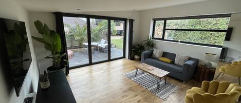 Una sala moderna con sofá, mesa de centro y sillones amarillos.