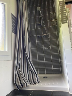 Douche, sèche-cheveux, serviettes fournies, savon