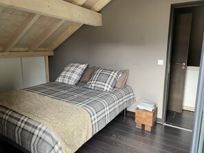 2 bedrooms, iron/ironing board, free WiFi, bed sheets