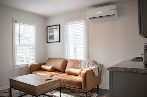 Cozy Downtown Apartment: Pet-Friendly Retreat