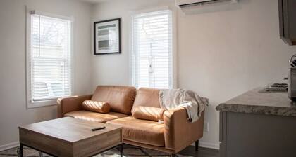 Cozy Downtown Apartment: Pet-Friendly Retreat