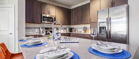 Kylskåp, mikrovågsugn, ugn och spishäll