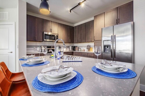 NoDa 2Bdr w/ 2 King beds| Free Parking| Fast-Wi-Fi| Smart TVs| Balcony