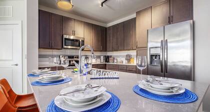 NoDa 2Bdr w/ 2 King beds| Free Parking| Fast-Wi-Fi| Smart TVs| Balcony