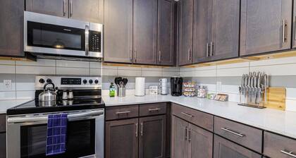 NoDa 2Bdr w/ 2 King beds| Free Parking| Fast-Wi-Fi| Smart TVs| Balcony