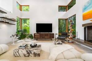 Smart-TV, Kamin, Videospiele, Tischtennisplatte