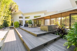 Unclassified image, 4 of 55, button