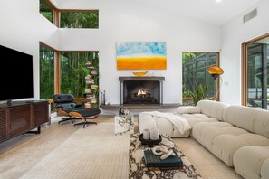 Smart TV, fireplace, video games, table tennis