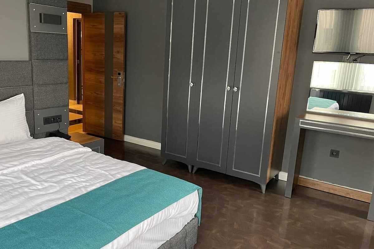 Royal Room | Extra beds