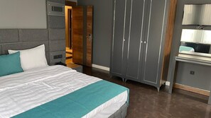Royal Room | Extra beds