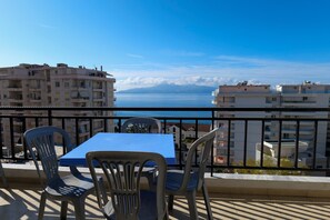 Apartment | Outdoor dining
