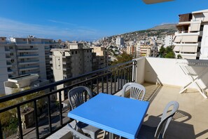 Apartment | Outdoor dining
