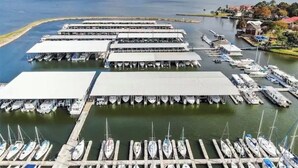 A marina with multiple docks and boats. - Waterfront Walden Lodge! Discounted Monthly Stays! (Montgomery)