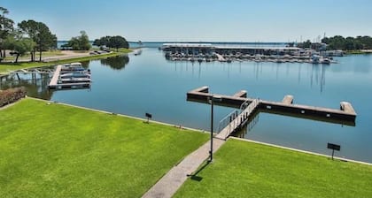 Waterfront Walden Lodge! Discounted Monthly Stays!