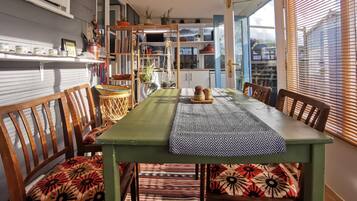 Cabin | 2 bedrooms, iron/ironing board, free WiFi, bed sheets