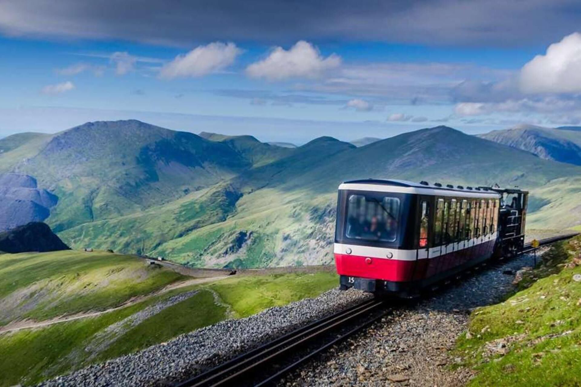 Un train traversant un paysage montagneux.