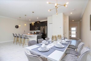 公寓式客房, 多张床 (2929 SS - Disney Delight: 4BR, Pool, ) | 用餐