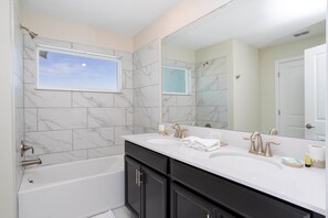 公寓式客房, 多张床 (2929 SS - Disney Delight: 4BR, Pool, ) | 浴室